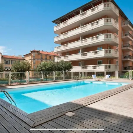 4-person - Air Conditioning And Pool 니스